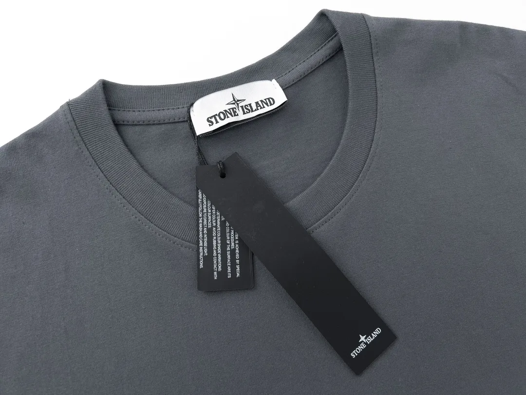 W623#P106💰 [Stone Island’s popular cuffed branded round neck off-shoulder short-sleeved T-shirt] Super versatile! A short-sleeved upper body for major celebrity internet celebrities, made of 260g combed cotton 32-count double yarn. Comfortable and breathable, customized accessories, oversize version. Dropped shoulder sleeves, very loose, same style for men and women, suitable for couples💑 Match as you like. The upper body is super beautiful. Color: Black White Apricot Gray Navy Size: M L XL XXL Ｍ Shoulder Width 47 Bust 52 Length 70 L Shoulder Width 48 Bust 54 Length 72 XL Shoulder width 59 Bust 56 Length 74 XXL Shoulder width 50 Bust 58 Length 76